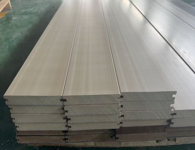 Les panneaux extérieurs en PVC revêtus d'une feuille d'aluminium sont soumis à des tests rigoureux pour garantir leur durabilité et leurs performances.