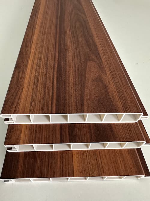 Shanghai Cove New Materials envoie des panneaux PVC laminés d'extérieur de pointe à un institut allemand pour des tests de performance rigoureux.